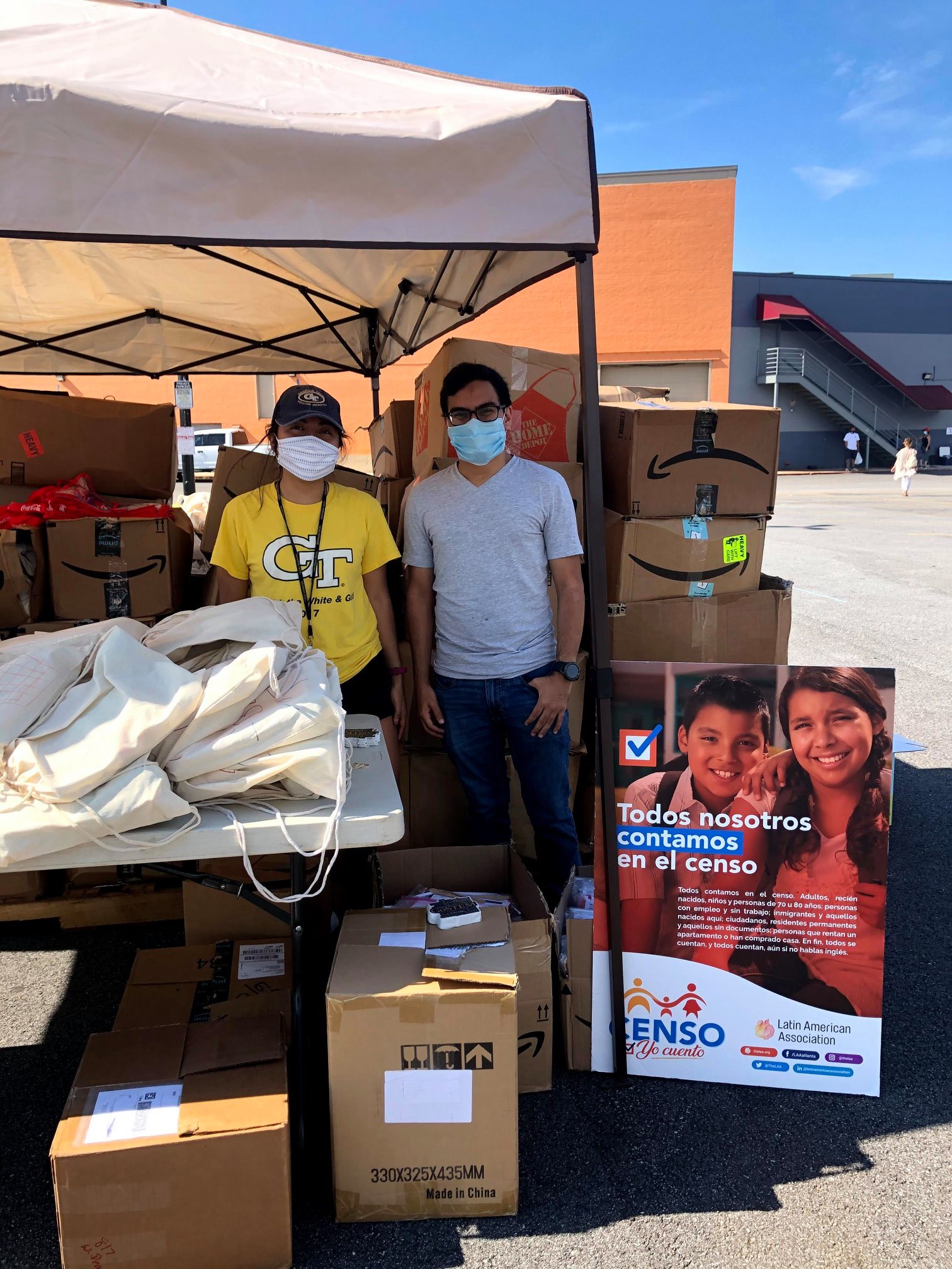 Ana Garcia and Ben Franco Volunteer at 6ta Entrega de Comida - 6th Food Drive